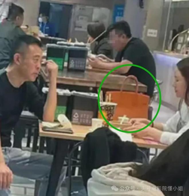 58岁侯勇老来得子！三婚老婆小20多岁，满身名牌，逛街拎18万包包-第25张图片-旧杳电影网