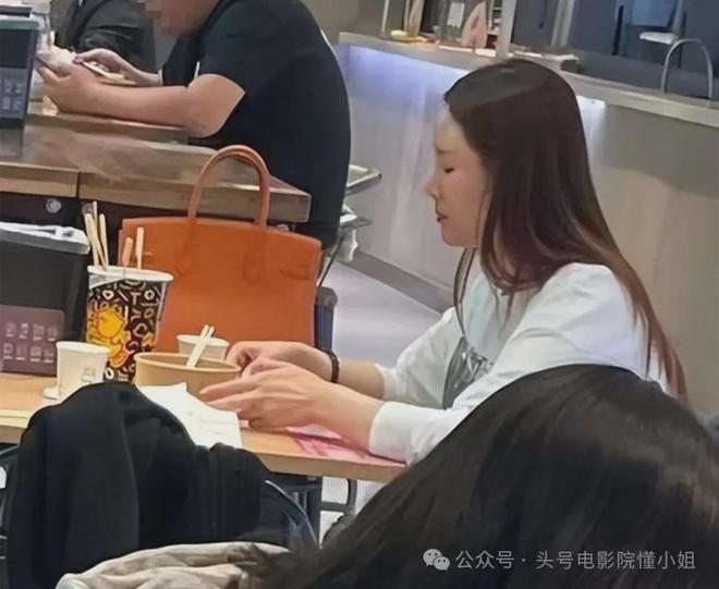 58岁侯勇老来得子！三婚老婆小20多岁，满身名牌，逛街拎18万包包-第27张图片-旧杳电影网