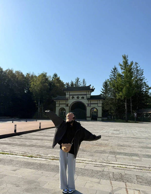 杨幂冬至晒照：长白山旅行比耶，元气值直接拉满-第2张图片-旧杳电影网