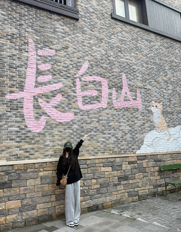 杨幂冬至晒照：长白山旅行比耶，元气值直接拉满-第1张图片-旧杳电影网