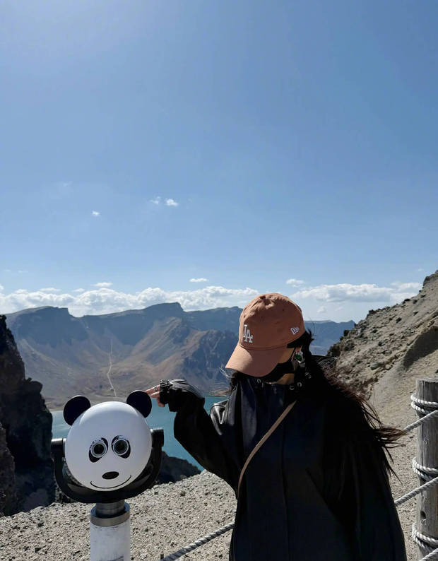 杨幂冬至晒照：长白山旅行比耶，元气值直接拉满-第4张图片-旧杳电影网