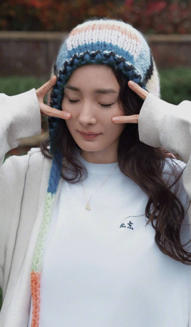 杨幂冬至晒照：长白山旅行比耶，元气值直接拉满-第5张图片-旧杳电影网