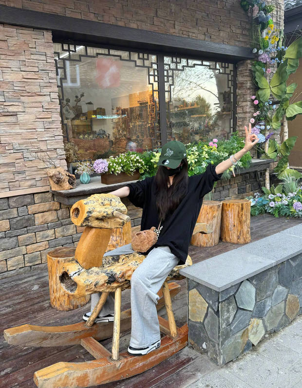 杨幂冬至晒照：长白山旅行比耶，元气值直接拉满-第3张图片-旧杳电影网