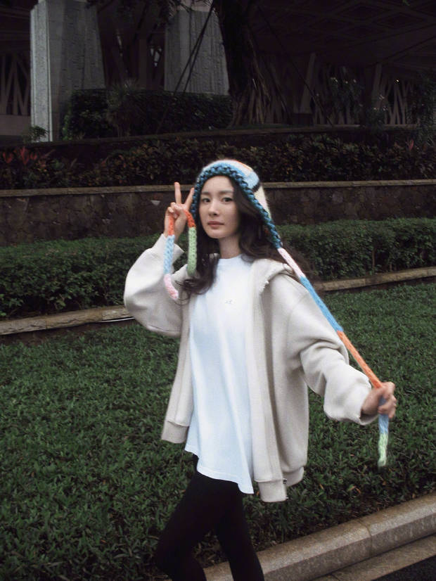 杨幂冬至晒照：长白山旅行比耶，元气值直接拉满-第7张图片-旧杳电影网