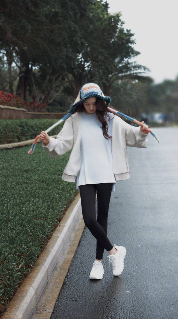 杨幂冬至晒照：长白山旅行比耶，元气值直接拉满-第6张图片-旧杳电影网