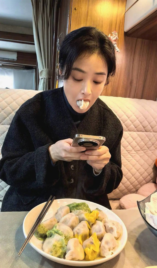 冬至佳节！蒋欣狂炫美味饺子，满脸都是满足-第5张图片-旧杳电影网