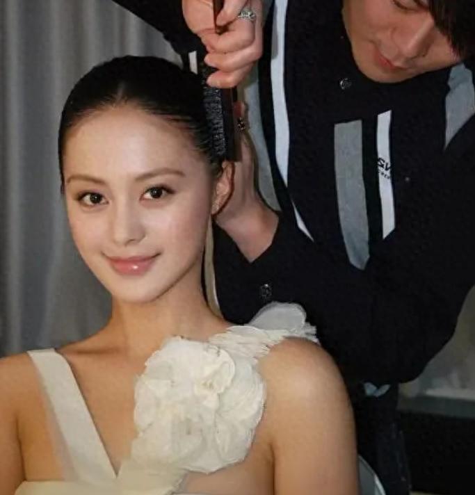 她是胡歌深爱、刘烨难忘的女人，受央视力捧多年，至今都没能走红-第1张图片-旧杳电影网