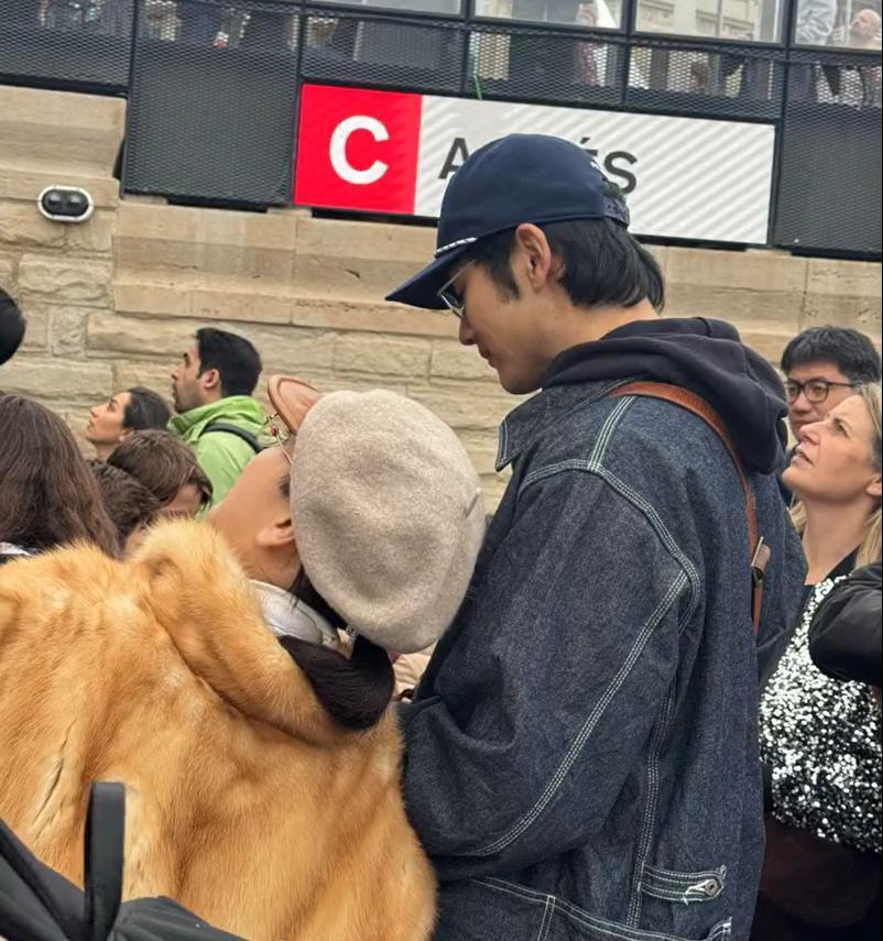 太甜了！网友曝巴塞罗那偶遇金莎和孙丞潇，孙丞潇看金莎的样子宠溺到爆-第1张图片-旧杳电影网