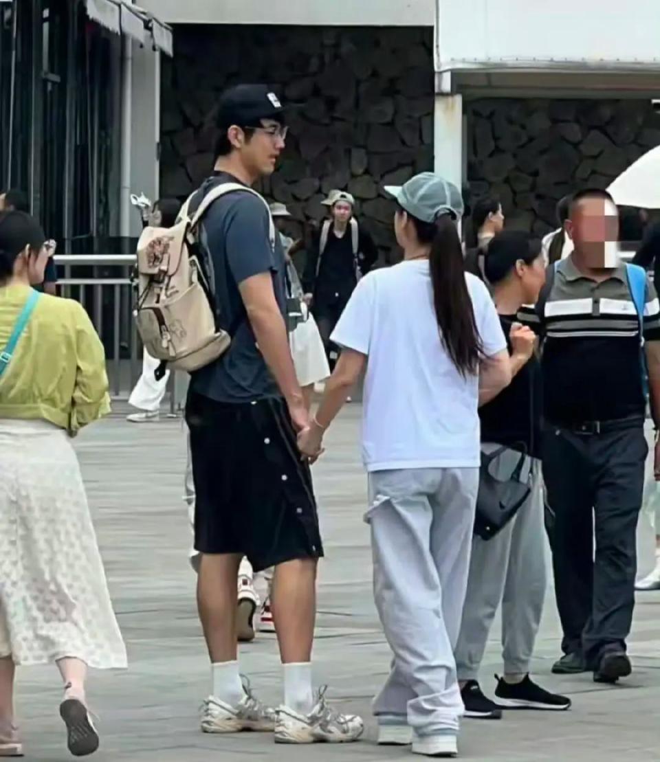 太甜了！网友曝巴塞罗那偶遇金莎和孙丞潇，孙丞潇看金莎的样子宠溺到爆-第5张图片-旧杳电影网