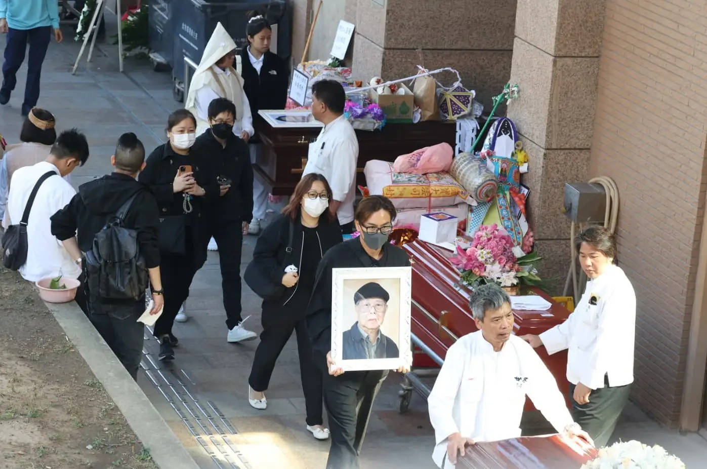 马国明父亲出殡！低调办丧礼 火化仪式已结束-第1张图片-旧杳电影网