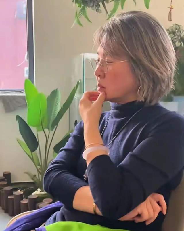 63岁丛珊与朋友相聚，围炉煮茶，谈天说地，不怕变老，怕生病摔倒-第4张图片-旧杳电影网