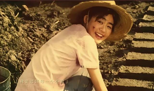 63岁丛珊与朋友相聚，围炉煮茶，谈天说地，不怕变老，怕生病摔倒-第3张图片-旧杳电影网