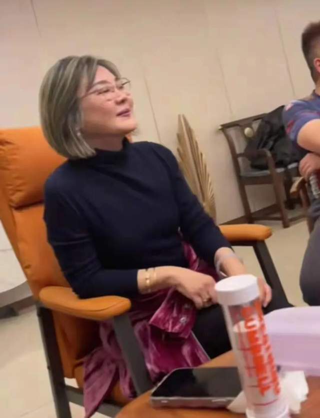 63岁丛珊与朋友相聚，围炉煮茶，谈天说地，不怕变老，怕生病摔倒-第1张图片-旧杳电影网