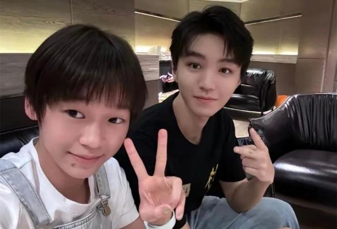 跨界朋友！全红婵拎王俊凯爆炸头+观看话剧，婵宝又搞怪了-第1张图片-旧杳电影网