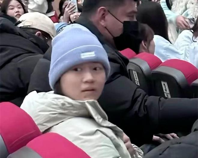 跨界朋友！全红婵拎王俊凯爆炸头+观看话剧，婵宝又搞怪了-第4张图片-旧杳电影网