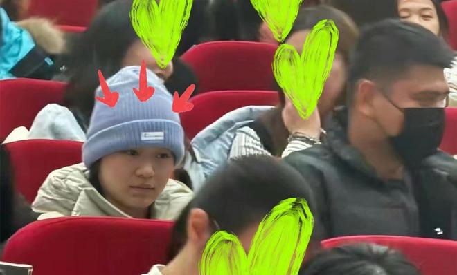 跨界朋友！全红婵拎王俊凯爆炸头+观看话剧，婵宝又搞怪了-第3张图片-旧杳电影网