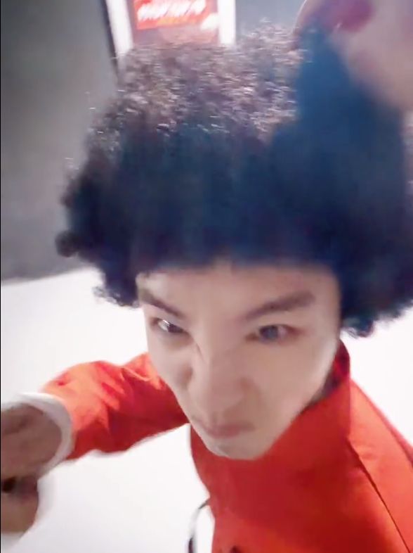 跨界朋友！全红婵拎王俊凯爆炸头+观看话剧，婵宝又搞怪了-第2张图片-旧杳电影网