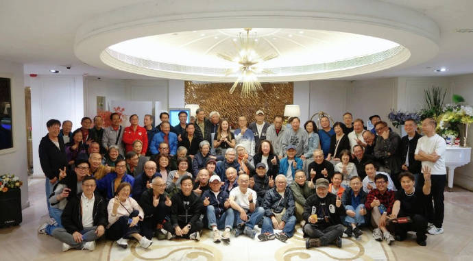 周润发宴请近百名TVB旧同事，低调接地气全无巨星范-第1张图片-旧杳电影网