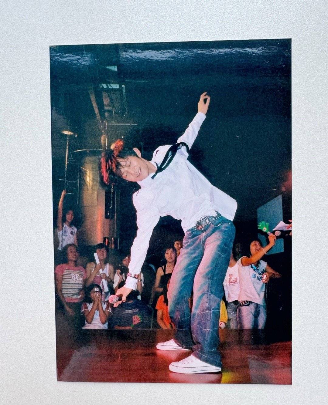 离谱！网友珍藏何炅喝过的水长达20年，曾和女歌迷争抢这瓶水-第1张图片-旧杳电影网