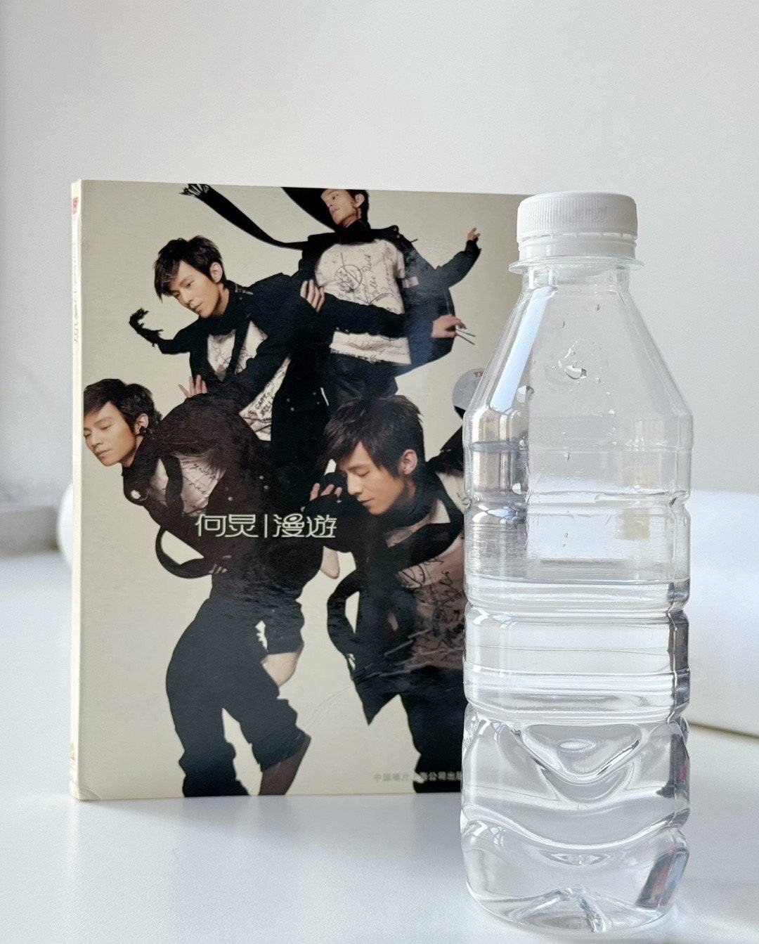 离谱！网友珍藏何炅喝过的水长达20年，曾和女歌迷争抢这瓶水-第3张图片-旧杳电影网