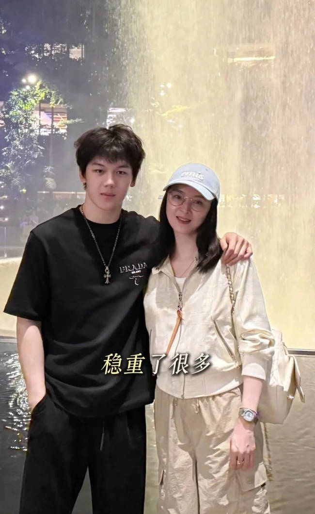 王艳儿子19岁近照曝光！搂着妈妈拍照画面温馨有爱-第1张图片-旧杳电影网