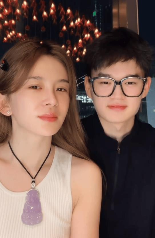 赵樱子直播官宣恋情！小12岁男友真实面貌曝光_1-第2张图片-旧杳电影网