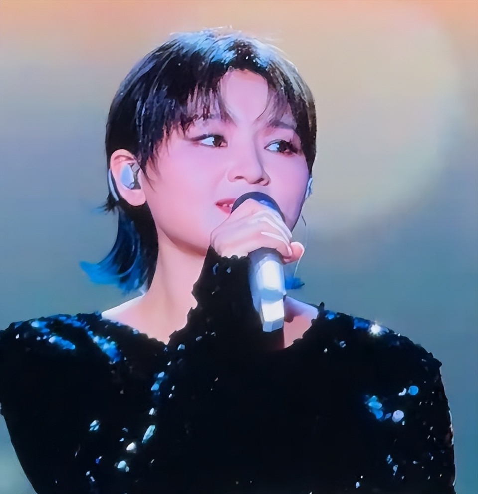 电影节红毯太真实，颜丙燕脸肿，郭采洁副乳尴尬，梅婷大黑眼袋-第5张图片-旧杳电影网