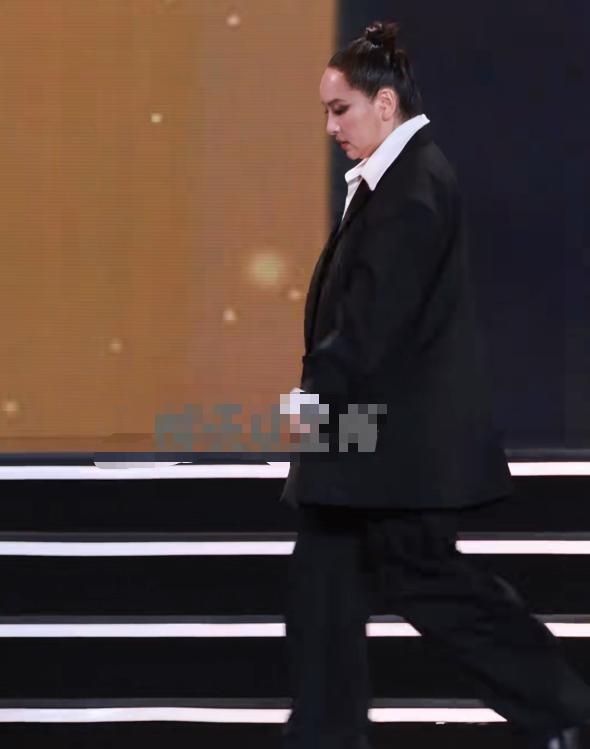 电影节红毯太真实，颜丙燕脸肿，郭采洁副乳尴尬，梅婷大黑眼袋-第7张图片-旧杳电影网