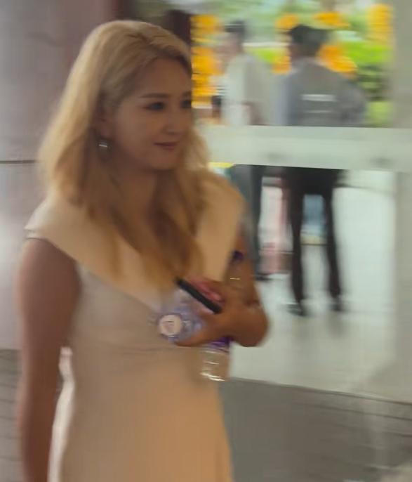 电影节红毯太真实，颜丙燕脸肿，郭采洁副乳尴尬，梅婷大黑眼袋-第13张图片-旧杳电影网