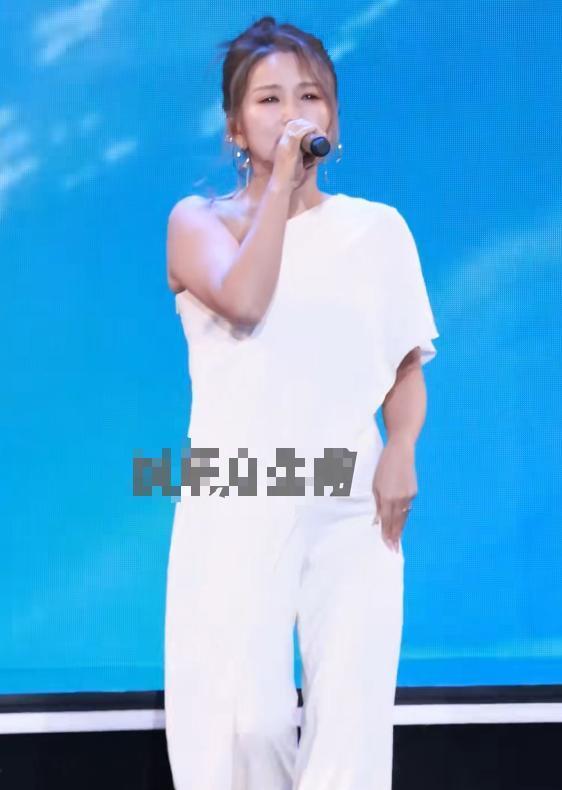 电影节红毯太真实，颜丙燕脸肿，郭采洁副乳尴尬，梅婷大黑眼袋-第16张图片-旧杳电影网