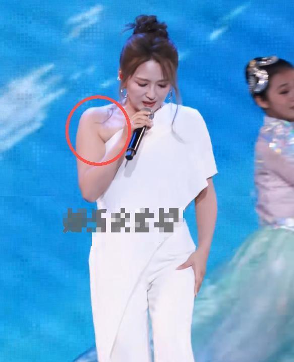 电影节红毯太真实，颜丙燕脸肿，郭采洁副乳尴尬，梅婷大黑眼袋-第17张图片-旧杳电影网