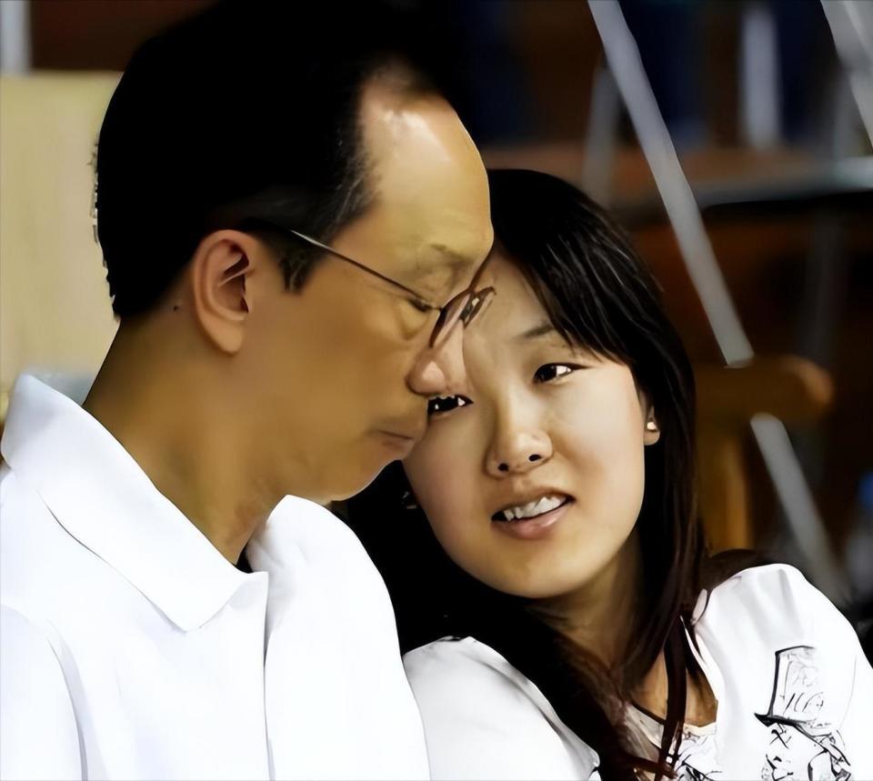 老夫少妻的“残酷现实”，在73岁梁锦松和47岁伏明霞，身上展现无遗-第2张图片-旧杳电影网