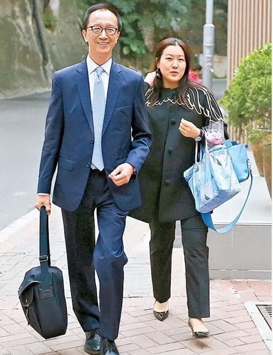 老夫少妻的“残酷现实”，在73岁梁锦松和47岁伏明霞，身上展现无遗-第3张图片-旧杳电影网