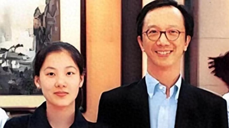 老夫少妻的“残酷现实”，在73岁梁锦松和47岁伏明霞，身上展现无遗-第1张图片-旧杳电影网