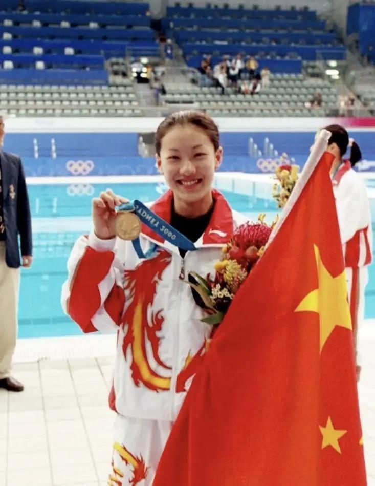 老夫少妻的“残酷现实”，在73岁梁锦松和47岁伏明霞，身上展现无遗-第6张图片-旧杳电影网