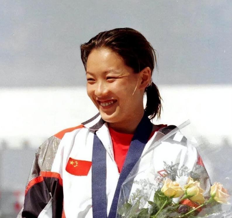 老夫少妻的“残酷现实”，在73岁梁锦松和47岁伏明霞，身上展现无遗-第7张图片-旧杳电影网