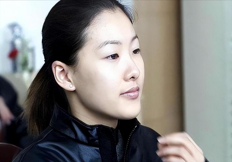 老夫少妻的“残酷现实”，在73岁梁锦松和47岁伏明霞，身上展现无遗-第9张图片-旧杳电影网