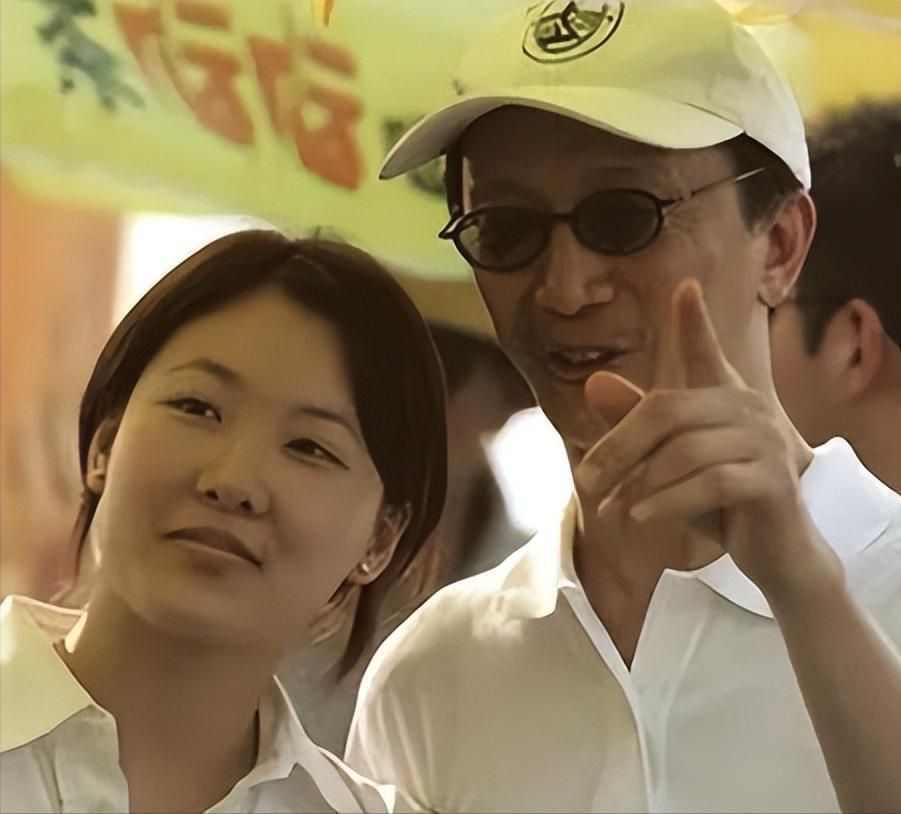 老夫少妻的“残酷现实”，在73岁梁锦松和47岁伏明霞，身上展现无遗-第11张图片-旧杳电影网