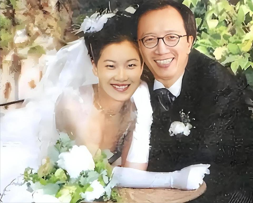 老夫少妻的“残酷现实”，在73岁梁锦松和47岁伏明霞，身上展现无遗-第12张图片-旧杳电影网