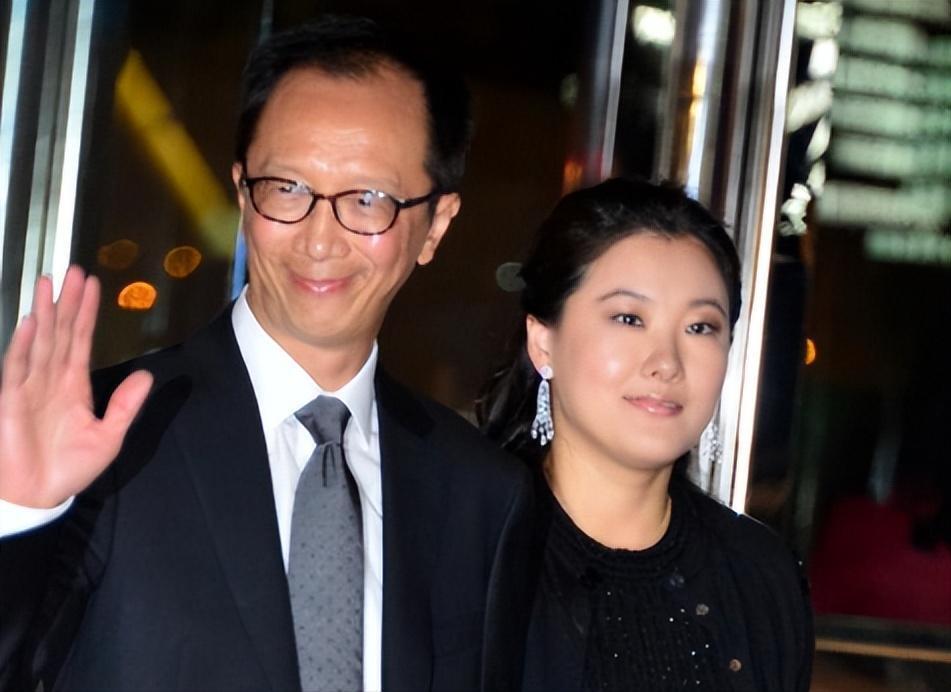 老夫少妻的“残酷现实”，在73岁梁锦松和47岁伏明霞，身上展现无遗-第14张图片-旧杳电影网