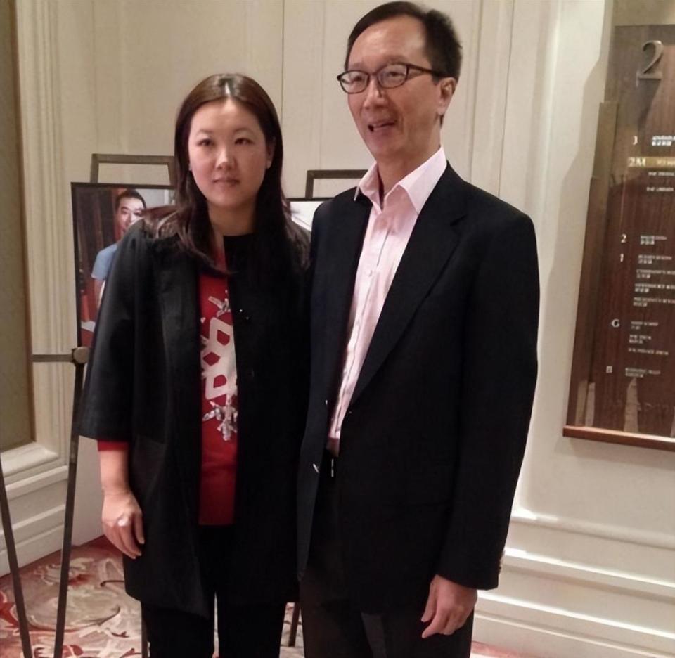 老夫少妻的“残酷现实”，在73岁梁锦松和47岁伏明霞，身上展现无遗-第16张图片-旧杳电影网