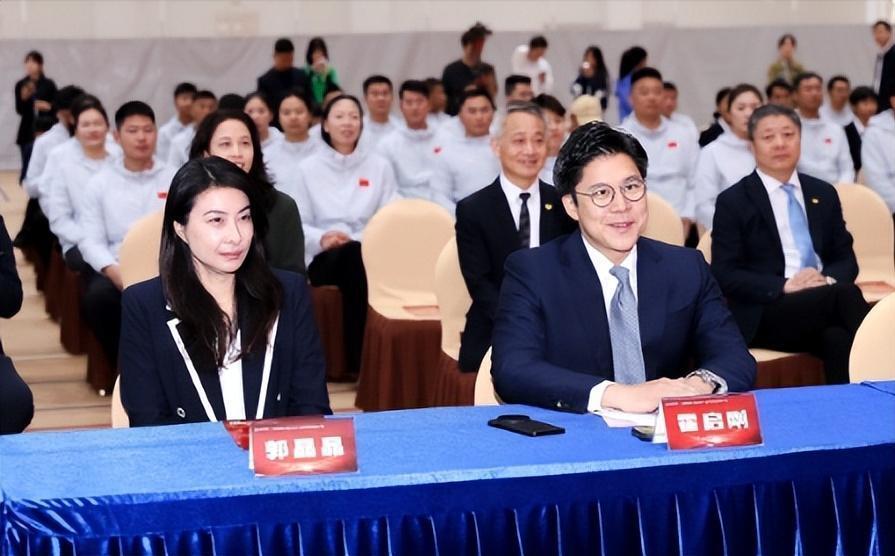 老夫少妻的“残酷现实”，在73岁梁锦松和47岁伏明霞，身上展现无遗-第18张图片-旧杳电影网