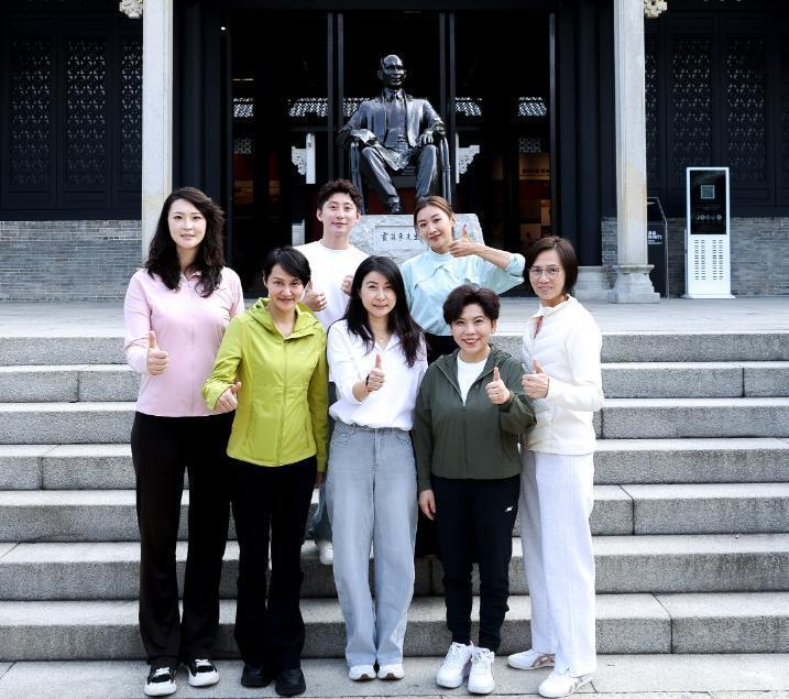 老夫少妻的“残酷现实”，在73岁梁锦松和47岁伏明霞，身上展现无遗-第19张图片-旧杳电影网