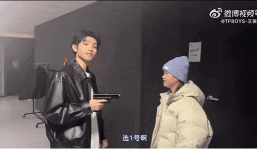 王俊凯脱粉热搜后，破防的人给我发来了心里话-第1张图片-旧杳电影网