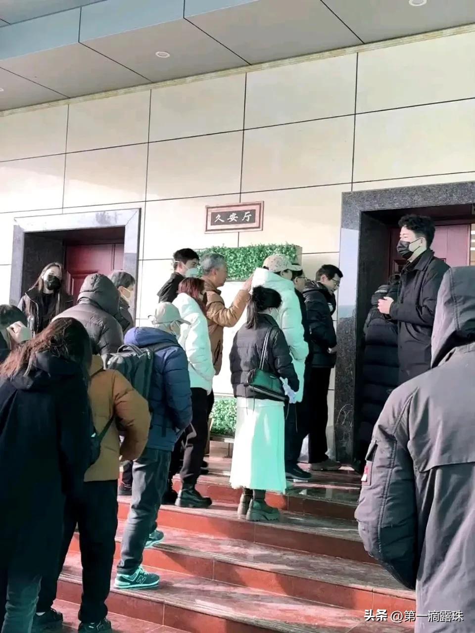 何晴告别仪式，影迷现场送别，儿子许何追忆母亲，许亚军疑似现身-第3张图片-旧杳电影网