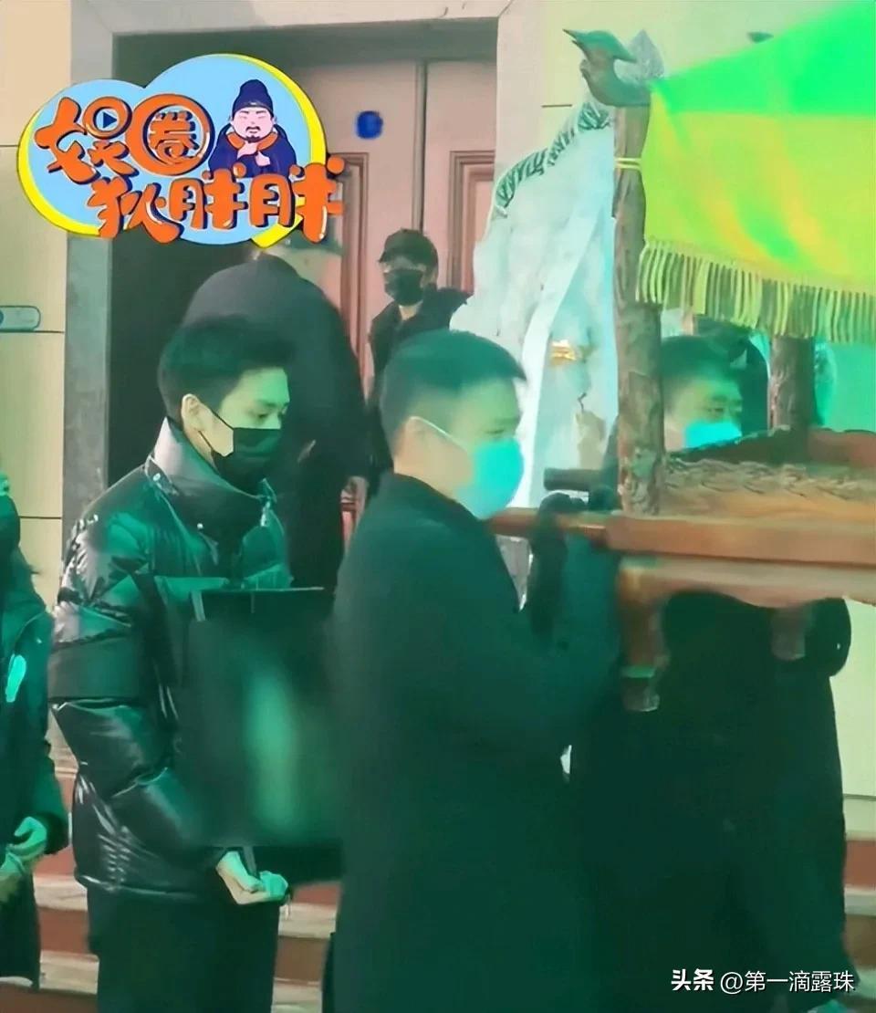 何晴告别仪式，影迷现场送别，儿子许何追忆母亲，许亚军疑似现身-第11张图片-旧杳电影网
