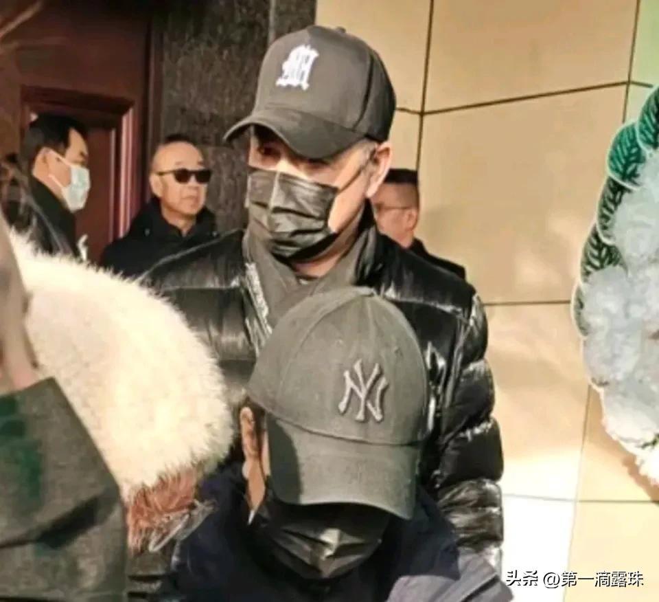 何晴告别仪式，影迷现场送别，儿子许何追忆母亲，许亚军疑似现身-第13张图片-旧杳电影网