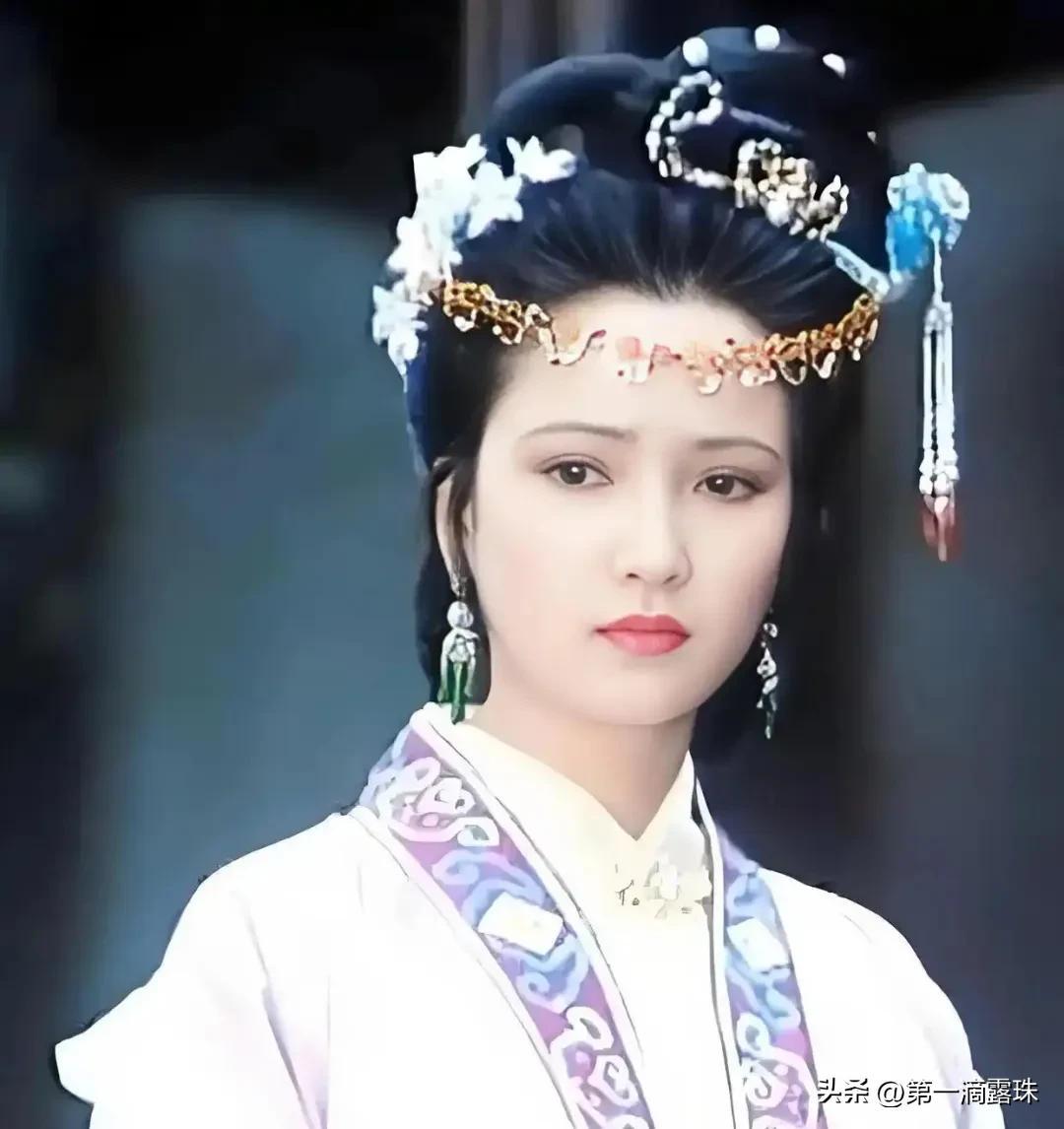 何晴告别仪式，影迷现场送别，儿子许何追忆母亲，许亚军疑似现身-第21张图片-旧杳电影网