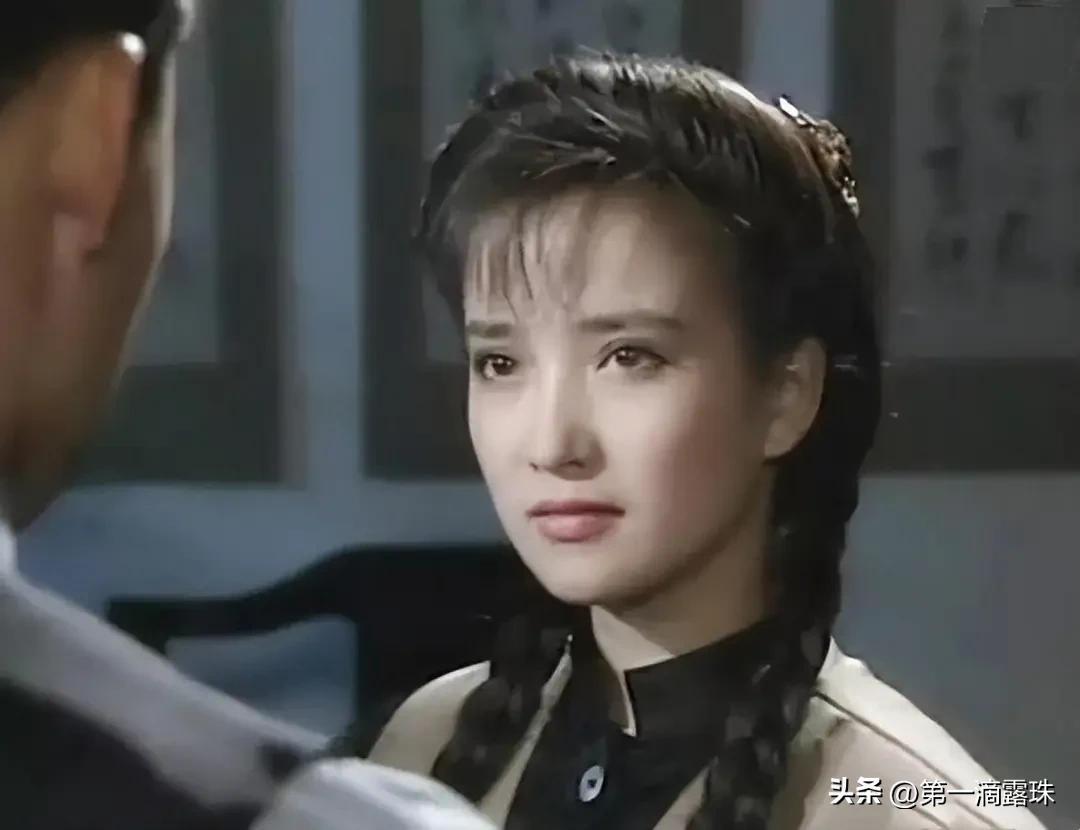 何晴告别仪式，影迷现场送别，儿子许何追忆母亲，许亚军疑似现身-第23张图片-旧杳电影网