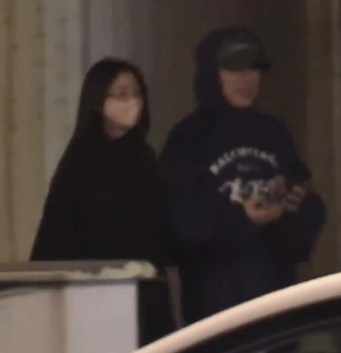 胡彦斌易梦玲逛街后一起回家 全程牵手恩爱又甜蜜-第1张图片-旧杳电影网